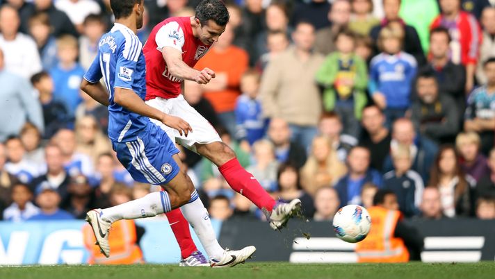 LONDON, ENGLAND - OCTOBER 29: Robin van Persie of Arsenal scores during the Barclays Premier League match between Chelsea and Arsenal at Stamford Bridge on October 29, 2011 in London, England. (Photo by Ian Walton/Getty Images) Chelsea-Arsenal 3-5, il giorno in cui Van Persie ammutolì lo Stamford Bridge - immagine 1