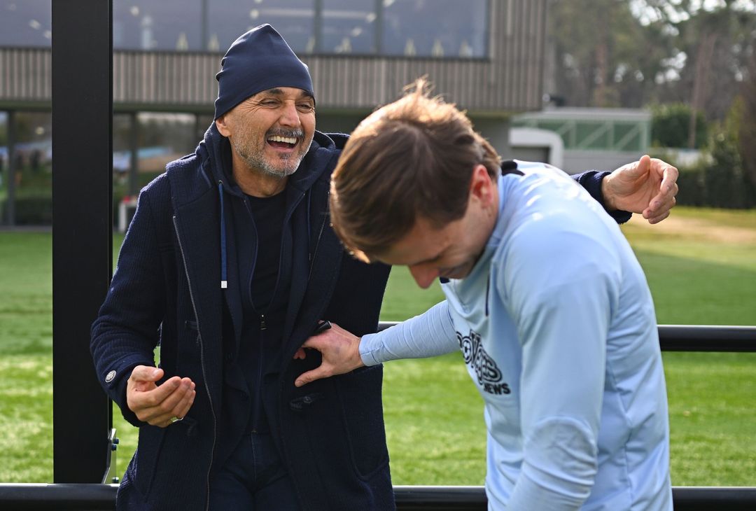 Oltre al festeggiato Barella, Spalletti ha incrociato infatti anche Francesco Acerbi, Alessandro Bastoni e Federico Dimarco, più Matteo Darmian che è tornato nel giro della Nazionale