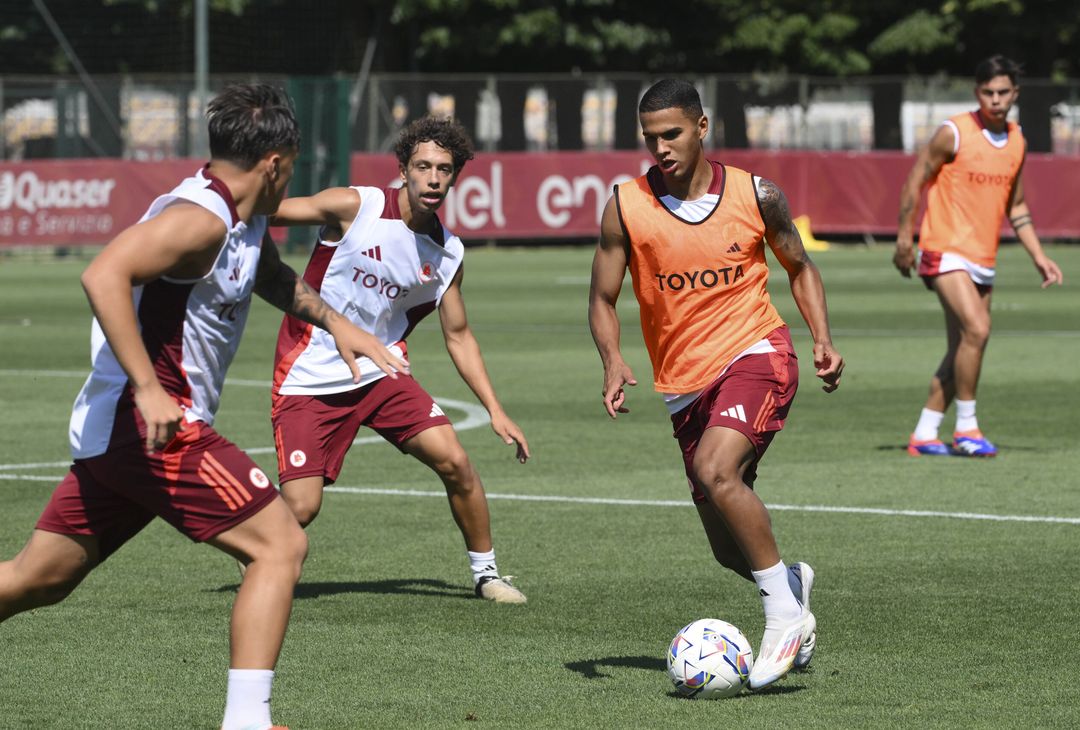 Ritiro Roma, lavoro sul campo e in palestra a Trigoria – FOTO GALLERY - immagine 25