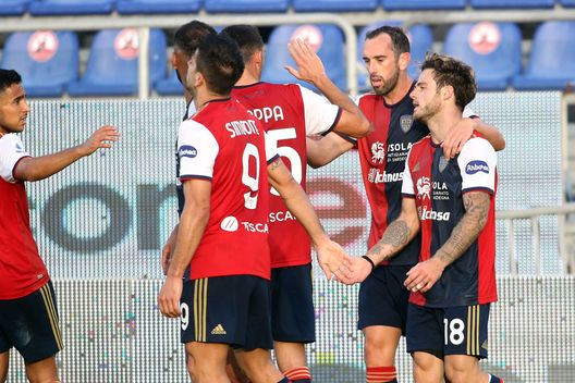 CAGLIARI, ITALY - NOVEMBER 07: Nahitan Nandez of Cagliari celebrates his goal 2-0 during the Serie A match between Cagliari Calcio and UC Sampdoria at Sardegna Arena on November 07, 2020 in Cagliari, Italy. (Photo by Enrico Locci/Getty Images)