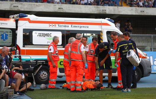 VERONA, ITALY - AUGUST 18: Stefano Sorrentino of Chievo Verona receives medical care during the serie A match between Chievo Verona and Juventus at Stadio Marc'Antonio Bentegodi on August 18, 2018 in Verona, Italy. (Photo by Marco Luzzani/Getty Images) Sorrentino: “Ma se Chiellini una volta ha esultato mentre io ero a terra svenuto”- immagine 2