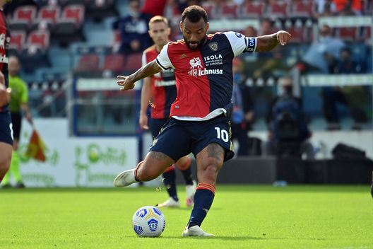 CAGLIARI, ITALY - OCTOBER 25: Joao Pedro of Cagliari in action during the Serie A match between Cagliari Calcio and FC Crotone at Sardegna Arena on October 25, 2020 in Cagliari, Italy. (Photo by Enrico Locci/Getty Images) Cagliari, l’attacco è spuntato: solo Joao Pedro a rete nelle ultime sei gare- immagine 3