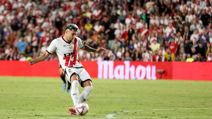 MADRID, SPAIN - SEPTEMBER 16: Andrei Ratiu of Rayo vallecano scores the team's second goal during the LaLiga match between Rayo Vallecano and CA Osasuna at Estadio de Vallecas on September 16, 2024 in Madrid, Spain. (Photo by Florencia Tan Jun/Getty Images) Dalla Turchia – Ratiu, il terzino rumeno è nel mirino del Napoli. Le ultime - immagine 1