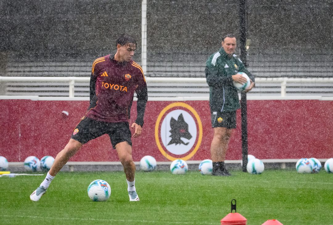 Roma, la seduta pomeridiana aperta ai tifosi al St. George’s Park – FOTO GALLERY - immagine 54
