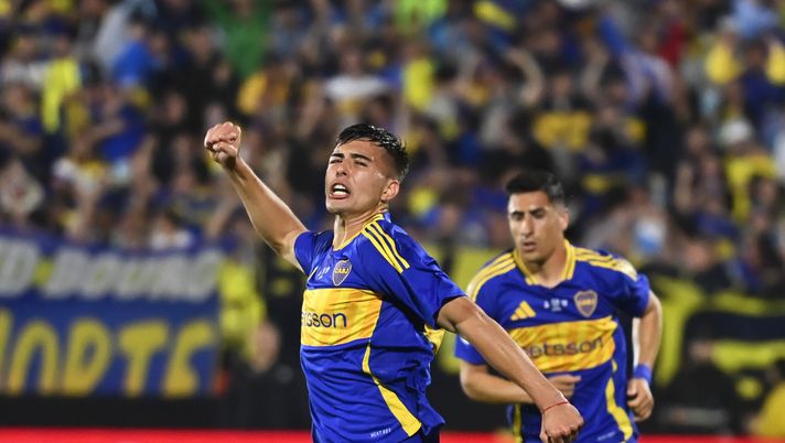 ROSARIO, ARGENTINA - OCTOBER 23: Aaron Anselmino of Boca Juniors celebrates after scoring the team's first goal during the Copa Argentina Quarter-final match between Boca Juniors and Gimnasia y Esgrima La Plata at Estadio Marcelo Bielsa on October 23, 2024 in Rosario, Argentina. (Photo by Luciano Bisbal/Getty Images) Mercato Roma, occhi sulla difesa: obiettivo Ghilardi, piace Anselmino - immagine 1