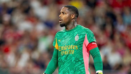 HONG KONG, CHINA - JULY 26: Goalkeeper Mike Maignan of AC Milan looks on during the Liverpool FC v AC Milan Pre-Season Friendly match at Kai Tak Stadium on July 26, 2025 in Hong Kong, China. (Photo by Yu Chun Christopher Wong/Eurasia Sport Images/Getty Images) francia-celebra-mike-maignan-capitano-milan