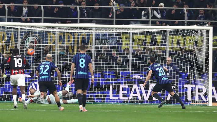 MILAN, ITALY - NOVEMBER 23: Mike Maignan of AC Milan saves a penalty kick Hakan Calhanoglu of FC Internazionale during the Serie A match between FC Internazionale and AC Milan at Giuseppe Meazza Stadium on November 23, 2025 in Milan, Italy. (Photo by Marco Luzzani/Getty Images) Inter-Milan 0-1 risultato finale: Pulisic punisce i nerazzurri fermati dai legni e Maignan - immagine 1