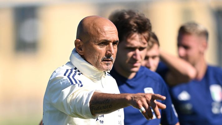 FLORENCE, ITALY - SEPTEMBER 08: Head coach Italy Luciano Spalletti looks on during Italy training session at Centro Tecnico Federale di Coverciano on September 08, 2023 in Florence, Italy. (Photo by Claudio Villa/Getty Images) Spalletti: “Alla Roma ho gestito bene Szczesny e Alisson. Per molti avevo fallito” - immagine 1
