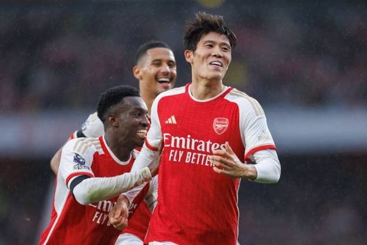 LONDRA, INGHILTERRA - Takehiro Tomiyasu festeggia indossando la casacca dell'Arsenal. (foto di Marc Atkins/Getty Images) Appena 6 minuti giocati in stagione: l’ex Bologna Tomiyasu rescinde con l’Arsenal- immagine 2