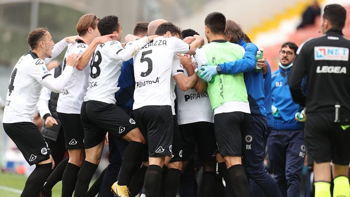 LA SPEZIA, ITALY - MAY 15: Mbala Nzola of Spezia Calcio celebrates after scoring a goal during the Serie A match between Spezia Calcio and Torino FC at Stadio Alberto Picco on May 15, 2021 in La Spezia, Italy. (Photo by Gabriele Maltinti/Getty Images) Serie A, un positivo al Covid-19 nello Spezia. Tutta la squadra in isolamento - immagine 1
