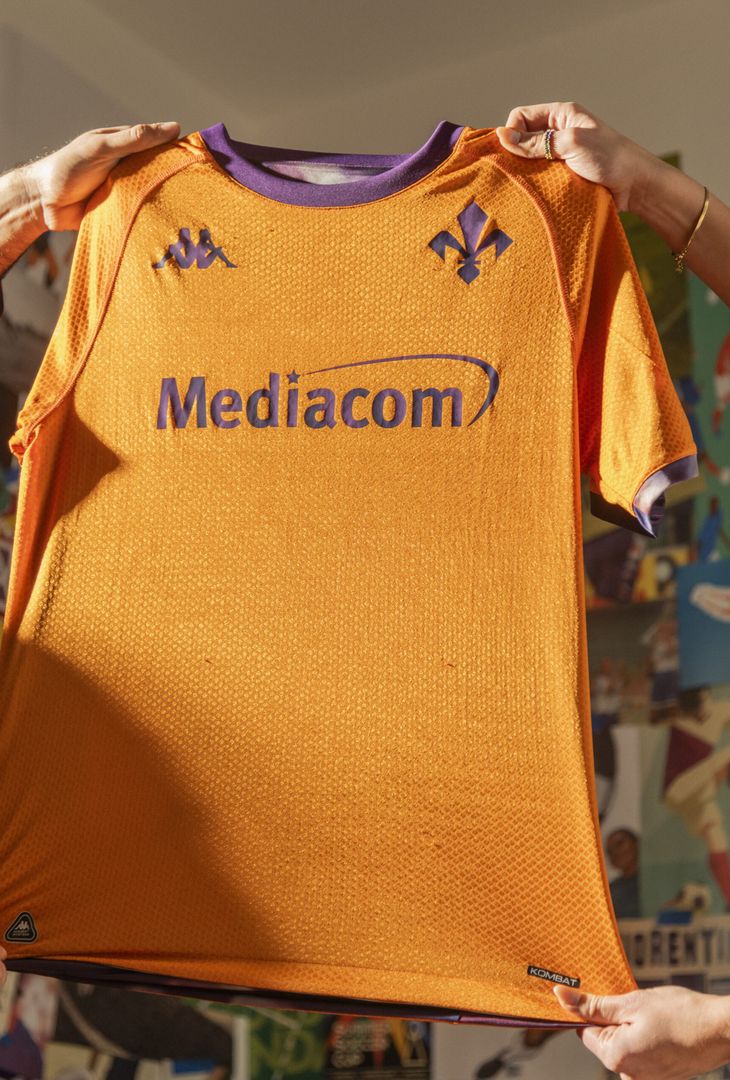 FOTO – La quarta maglia della Fiorentina. Tra arancione e double-face- immagine 1