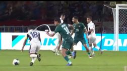 Calcione da dietro e rosso diretto: fallo bruttissimo in Thailandia-Iraq (VIDEO)