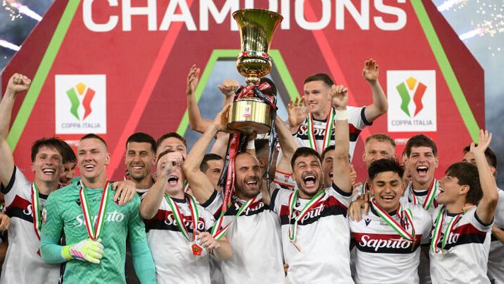 ROME, ITALY - MAY 14: Lewis Ferguson, Lorenzo De Silvestri and Riccardo Orsolini of Bologna lift the Coppa Italia trophy as their team mates celebrate after the team's victory in the Coppa Italia Final match between AC Milan and Bologna at Stadio Olimpico on May 14, 2025 in Rome, Italy. (Photo by Marco Rosi/Getty Images) Ferguson: “Avevo sofferto per l’infortunio, ora una notte bellissima! Siamo stati dominanti” - immagine 1