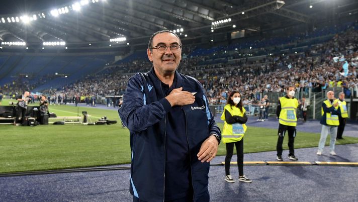 ROME, ITALY - MAY 21: SS Lazio head coach Maurizio Sarri acknowledges the fans after the Serie A match between SS Lazio and Hellas Verona FC at Stadio Olimpico on May 21, 2022 in Rome, Italy. (Photo by Marco Rosi/Getty Images) Lazio, Sarri dal Gp di Mugello: “Mi piace Acosta, tifo gli italiani. Il derby…” - immagine 1