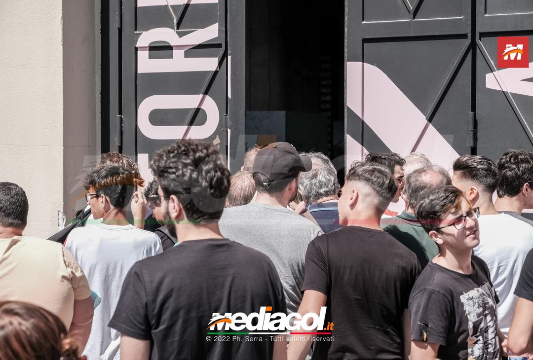 FOTO Palermo-Padova, tifosi in coda al “Barbera” per un biglietto (Gallery) - immagine 13