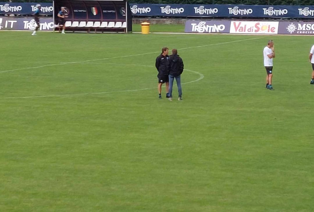 GALLERY Rudi Garcia discute a centrocampo con il team manager Santoro - immagine 3