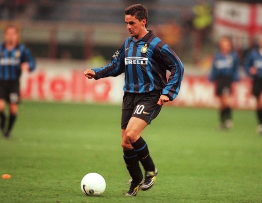 Roberto Baggio in azione con la maglia dell'Inter (Getty Images) Gloria e battaglia a San Siro: Inter-Barcellona sul palco delle grandi imprese nerazzurre- immagine 5