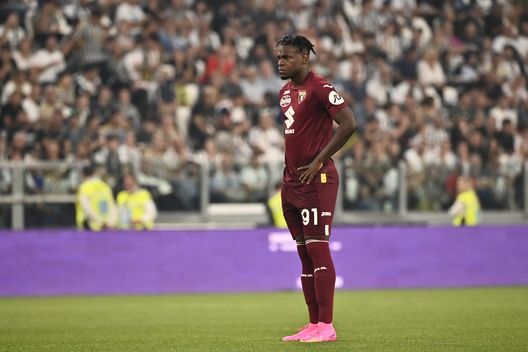 TURIN, ITALY - OCTOBER 7: Duvan Zapata of Torino FC reacts during the Serie A TIM match between Juventus and Torino FC at on October 7, 2023 in Turin, Italy. (Photo by Stefano Guidi/Getty Images)  Cagliari Torino