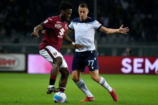 TURIN, ITALY - SEPTEMBER 23: Adam Marusic of SS Lazio compete for the ball with Ola Aina of Torino FC during the Serie A match between Torino FC v SS Lazio at Stadio Olimpico di Torino on September 23, 2021 in Turin, Italy. (Photo by Marco Rosi - SS Lazio/Getty Images) Toro, è tutto un altro Aina e i fischi sono un ricordo. Oggi Ola con la Nigeria- immagine 2