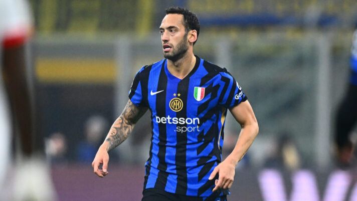 MILAN, ITALY - NOVEMBER 26: Hakan Calhanoglu of FC Internazionale in action during the UEFA Champions League 2024/25 League Phase MD5 match between FC Internazionale Milano and RB Leipzig at Stadio San Siro on November 26, 2024 in Milan, Italy. (Photo by Mattia Pistoia - Inter/Inter via Getty Images) Calhanoglu: “Due infortuni alla stessa gamba. Ha fatto male, ma ora spero di…” - immagine 1