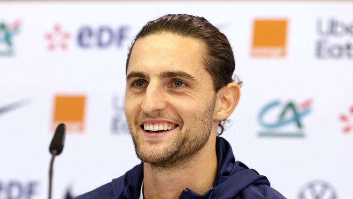 DOHA, QATAR - DECEMBER 08: Adrien Rabiot of France talks to the media during a press conference at Al Sadd SC Stadium on December 08, 2022 in Doha, Qatar. (Photo by Alexander Hassenstein/Getty Images) Calciomercato Milan, prende quota il nome di Rabiot!