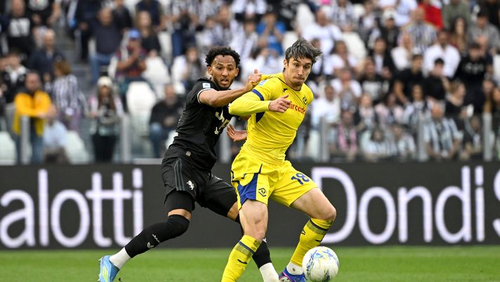 TURIN, ITALY - MAY 03: Lloyd Kelly of Juventus battles for the ball with Kieron Bowie of Hellas Verona during the Serie A match between Juventus FC and Hellas Verona FC at Allianz Stadium on May 03, 2026 in Turin, Italy. (Photo by Filippo Alfero - Juventus FC/Juventus FC via Getty Images) Mercato – Bowie piace in attacco, ma dipende da Castro. Difesa: Casale in uscita- immagine 1