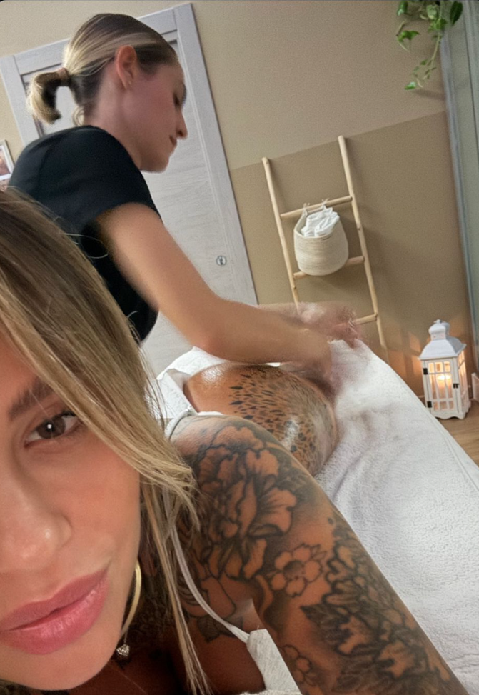 Zoe Cristofoli, lato B super. Il massaggio diventa super sexy per lady Hernandez- immagine 2