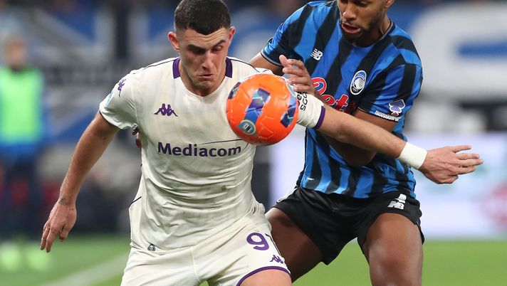 BERGAMO, ITALY - NOVEMBER 30: Roberto Piccoli of ACF Fiorentina battles for the ball with Isak Hien of Atalanta BC during the Serie A match between Atalanta BC and ACF Fiorentina at Gewiss Stadium on November 30, 2025 in Bergamo, Italy. (Photo by Marco Luzzani/Getty Images) Firicano si fida di Piccoli: “Giocatore da Fiorentina, ma deve avere fiducia” - immagine 1