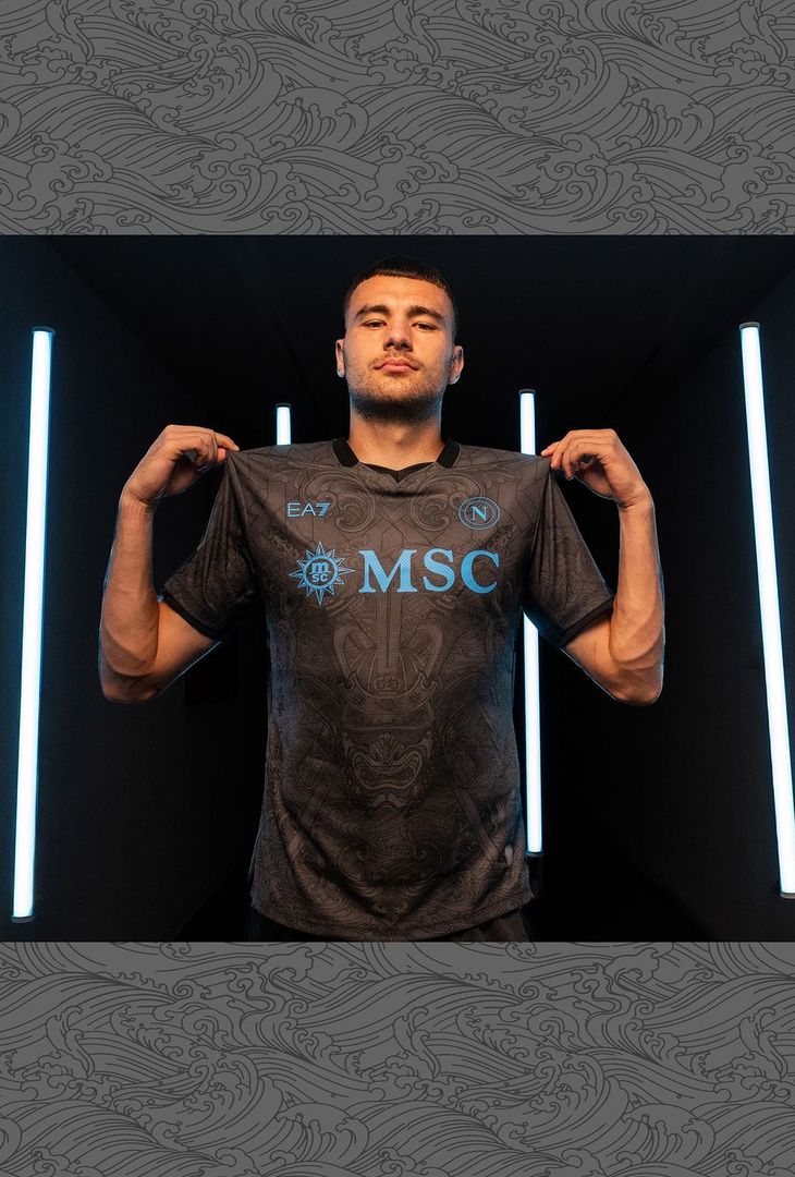 GALLERY La terza maglia del Napoli è disponibile negli store ufficiali - immagine 4
