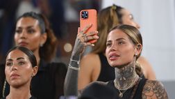 Zoe Cristofoli incanta in rosso: sguardo magnetico per lady Hernandez