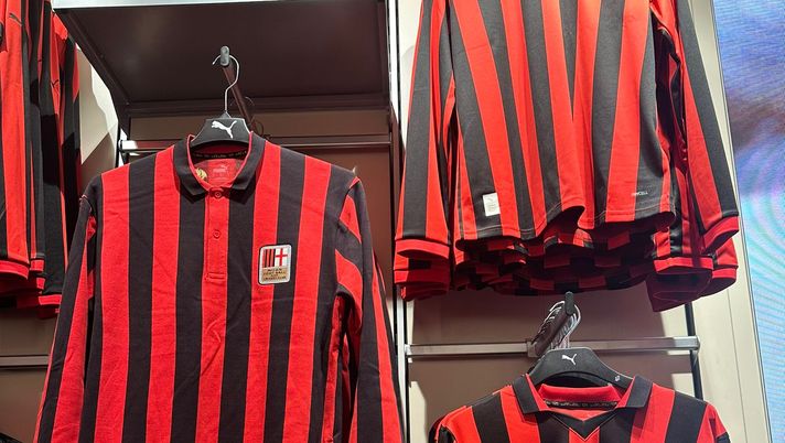 La nuova maglia del Milan per il 125° vista in anteprima: ecco quando sarà disponibile Milan-Maglia-rossonera-125-anniversario-club-dicembre-2024