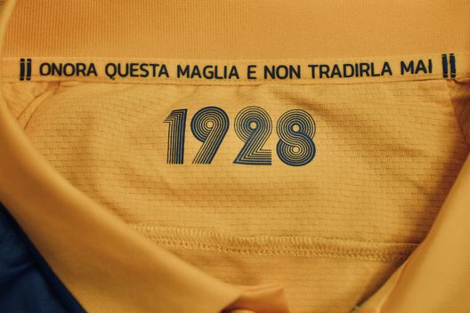 Frosinone, ecco le nuove maglie: una “Trama di gioco” che fa battere i cuori- immagine 2