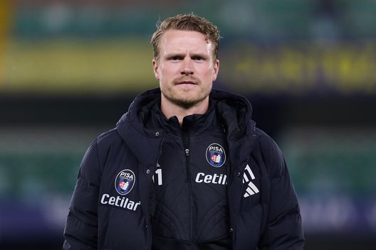 VERONA, ITALIA - 6 FEBBRAIO: Oscar Hiljemark, allenatore del Pisa Sporting Club, osserva la partita di Serie A tra Hellas Verona FC e Pisa SC allo Stadio Marcantonio Bentegodi il 6 febbraio 2026 a Verona, Italia. (Foto di Emmanuele Ciancaglini/Getty Images)