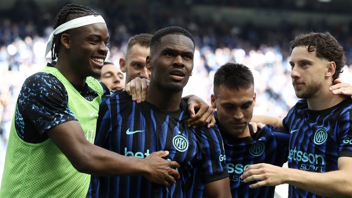 MILAN, ITALY - MAY 17: Ange-Yoan Bonny of FC Internazionale Milano celebrates scoring his team's first goal with teammates during the Serie A match between FC Internazionale and Hellas Verona FC at Giuseppe Meazza Stadium on May 17, 2026 in Milan, Italy. (Photo by Marco Luzzani/Getty Images) Sky – Inter, interessi di mercato per Bonny: questa la volontà del club per la prossima stagione - immagine 1