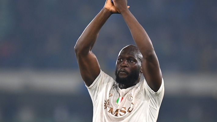 VERONA, ITALY - FEBRUARY 28: Romelu Lukaku of SSC Napoli celebrates during the Serie A match between Hellas Verona FC and SSC Napoli at Stadio Marcantonio Bentegodi on February 28, 2026 in Verona, Italy. (Photo by Alessandro Sabattini/Getty Images) Verona-Napoli, non solo le lacrime di Lukaku: un’altra immagine da ricordare – CdS - immagine 1