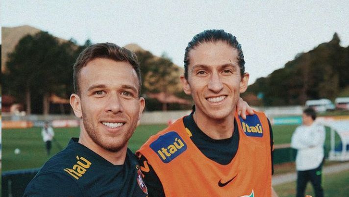 FOTO – Filipe Luis si ritira, Arthur lo saluta: “Un onore aver giocato con te” - immagine 1