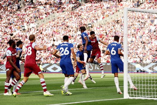 LONDON, ENGLAND - AUGUST 20: Nayef Aguerd of West Ham United scores the team's first goal during the Premier League match between West Ham United and Chelsea FC at London Stadium on August 20, 2023 in London, England. (Photo by Julian Finney/Getty Images) London derby, il West Ham gode nonostante uno “strano” Paquetá- immagine 2