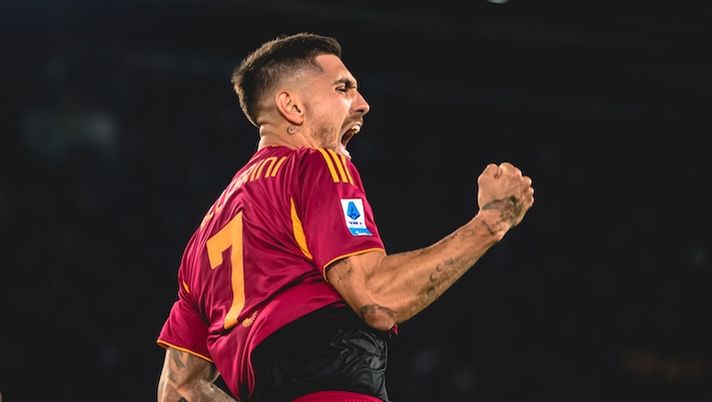 ROME, ITALY - NOVEMBER 09: AS Roma player Lorenzo Pellegrini celebrates during the Serie A match between AS Roma and Udinese Calcio at Stadio Olimpico on November 09, 2025 in Rome, Italy. (Photo by Luciano Rossi/AS Roma via Getty Images) Chi sale e come gestirlo negli scambi al fantacalcio: da Pellegrini a Berardi, ecco sei nomi- immagine 1