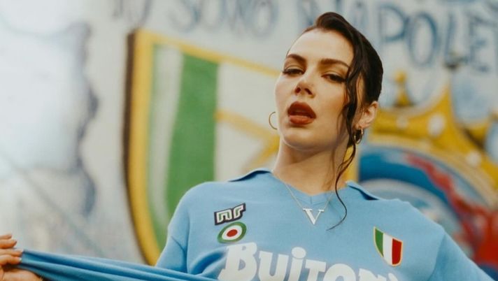 GALLERY Valentina Nappi, gli scatti da urlo con la maglia di Maradona - immagine 1