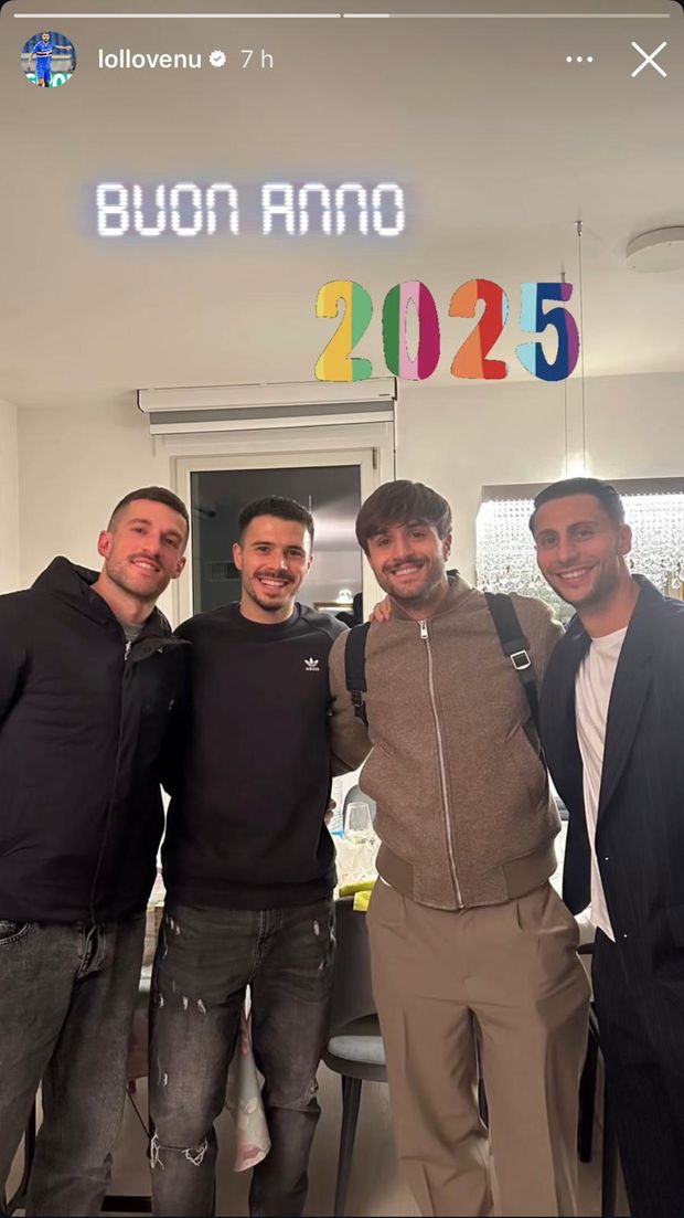 FOTO – Venuti, rimpatriata viola. Capodanno in compagnia di tre ex compagni- immagine 2