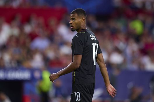 Andy Diouf durante la partita di UEFA Champions League tra il Siviglia FC e l'RC Lens all'Estadio Ramon Sanchez Pizjuan il 20 settembre 2023 a Siviglia, Spagna. (Foto di Fran Santiago/Getty Images) Diouf, ESCLUSIVA Lallemand: “Talentuoso, ma frustrante. Vi spiego il perchè”- immagine 2
