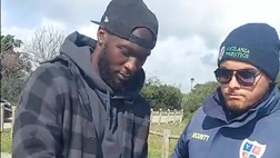 Lukaku si ferma con i tifosi all’esterno di Castel Volturno: foto e autografi per lui
