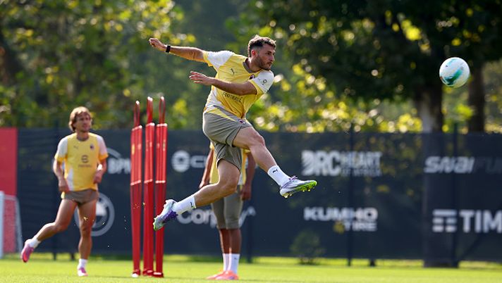 CAIRATE, ITALY - SEPTEMBER 18: Santiago Gimenez of AC Milan in action during an AC Milan Training Session at Milanello on September 18, 2025 in Cairate, Italy. (Photo by Giuseppe Cottini/AC Milan via Getty Images) Gimenez