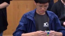 Risolve il Cubo di Rubik in 4″59, nuovo record mondiale