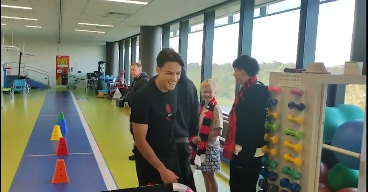 milan i giocatori rossoneri in visita al perth children8217s hospital video