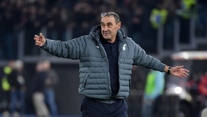 ROME, ITALY - DECEMBER 20: SS Lazio head coach Maurizio Sarr gestures during the Serie A match between SS Lazio and US Cremonese at Stadio Olimpico on December 20, 2025 in Rome, Italy. (Photo by Marco Rosi - SS Lazio/Getty Images) Sarri perde un altro big per la Fiorentina: altra cessione da 30mln per Lotito - immagine 1