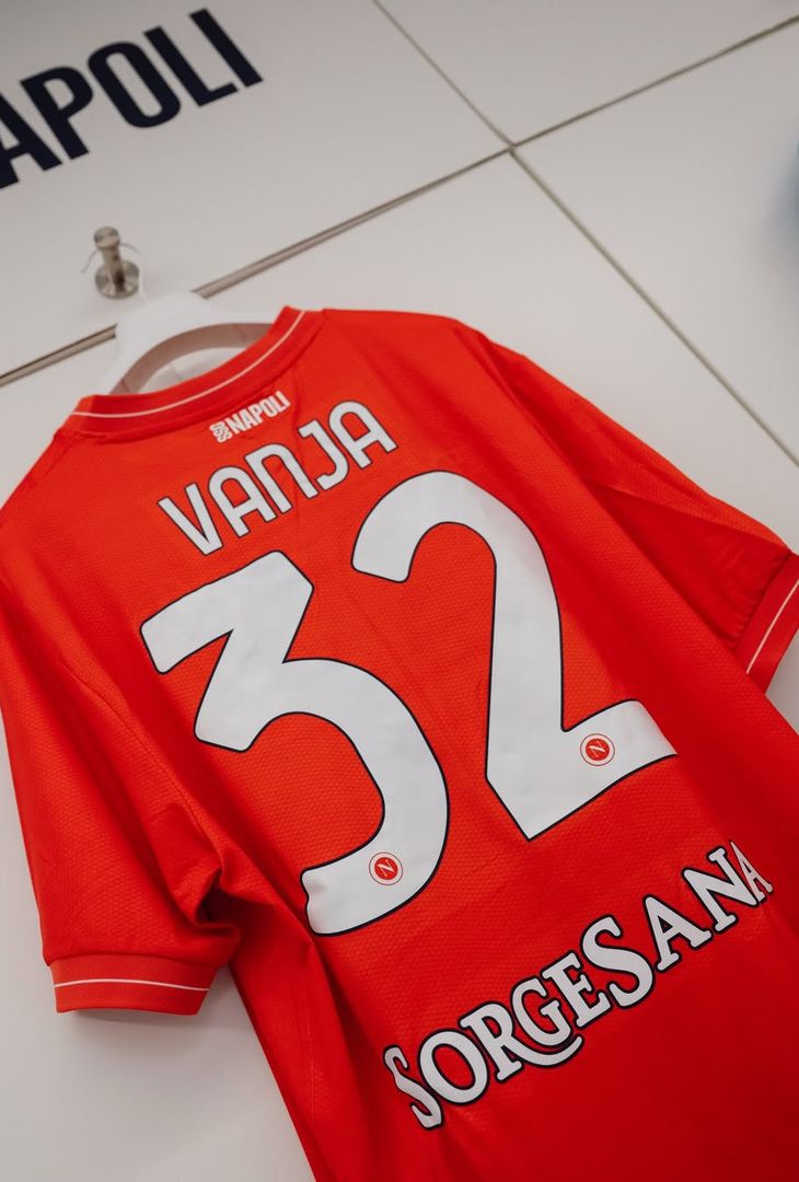 Sale l'attesa per il fischio d'inizio, fissato per le 18:30 odierne, di Napoli-Hellas Verona, gara valevole per la 19ª giornata del campionato 2025/26 di Serie A. Per l'occasione, la squadra di Antonio Conte, come dimostra il seguente post pubblicato dalla società partenopea sul proprio account Instagram, scenderà in campo con indosso la maglia azzurra. Spunta, inoltre, un indizio per l'undici titolare ospite: tra le foto compare la maglia di Mathias Olivera. È probabile, dunque, che a scendere in campo stasera come quarto di centrocampo a sinistra sia l'uruguaiano (a discapito di Miguel Gutierrez).