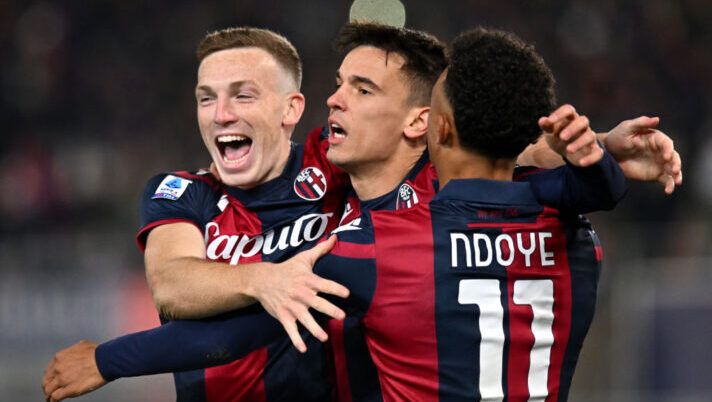 BOLOGNA, ITALY - DECEMBER 17: Dan Ndoye of Bologna FC celebrates with teammates after Rasmus Kristensen of AS Roma scored an own goal, Bologna FC's second goal during the Serie A TIM match between Bologna FC and AS Roma at Stadio Renato Dall'Ara on December 17, 2023 in Bologna, Italy. (Photo by Alessandro Sabattini/Getty Images) Bologna, sono tornati in gruppo Erlic e Ndoye. Ferguson, Holm e Lucumi… - immagine 1