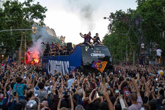 Getty Barcellona, “Sarà perché ti amo” nella parata per la Liga. Ma è un coro contro la Juve! – VIDEO- immagine 3