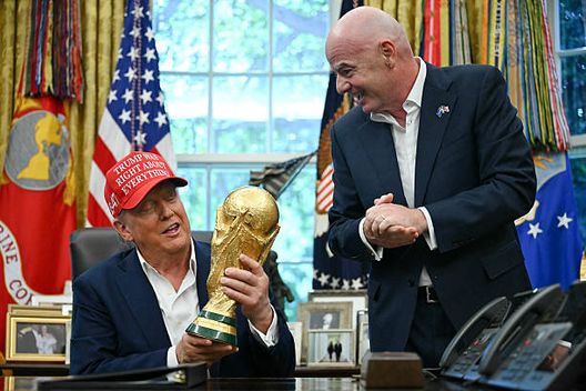 Trump e Infantino con la coppa nello Studio Ovale. (Photo by ANDREW CABALLERO-REYNOLDS / AFP) (Photo by ANDREW CABALLERO-REYNOLDS/AFP via Getty Images) Tutto pronto per il sorteggio dei Mondiali: le polemiche e l’ombra di Trump- immagine 4